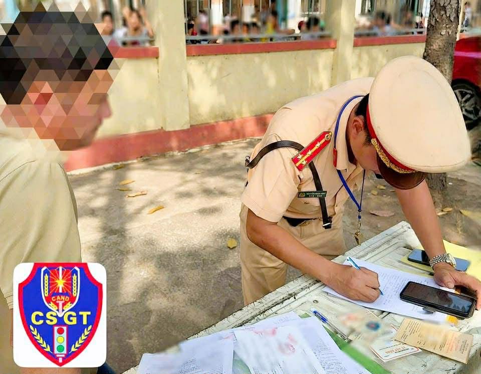 Xe kh&aacute;ch chở qu&aacute; số lượng 3 người, cả t&agrave;i xế v&agrave; hợp t&aacute;c x&atilde; đều bị xử phạt- Ảnh 2.