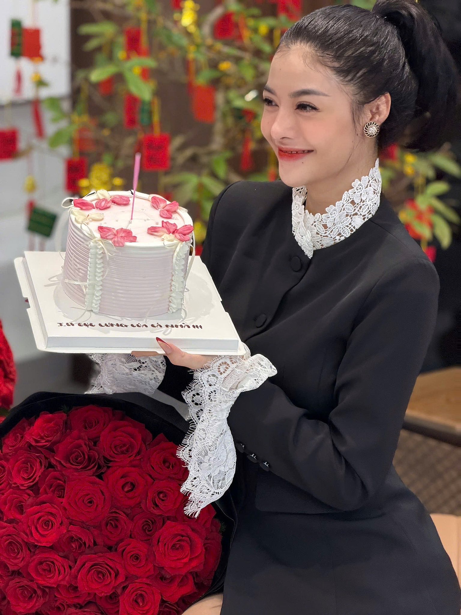 Sinh nhật tuổi 26 của Lona Kiều Loan: Nhận b&oacute; hoa khủng, chi tiết tr&ecirc;n b&aacute;nh kem g&acirc;y b&agrave;n t&aacute;n- Ảnh 2.