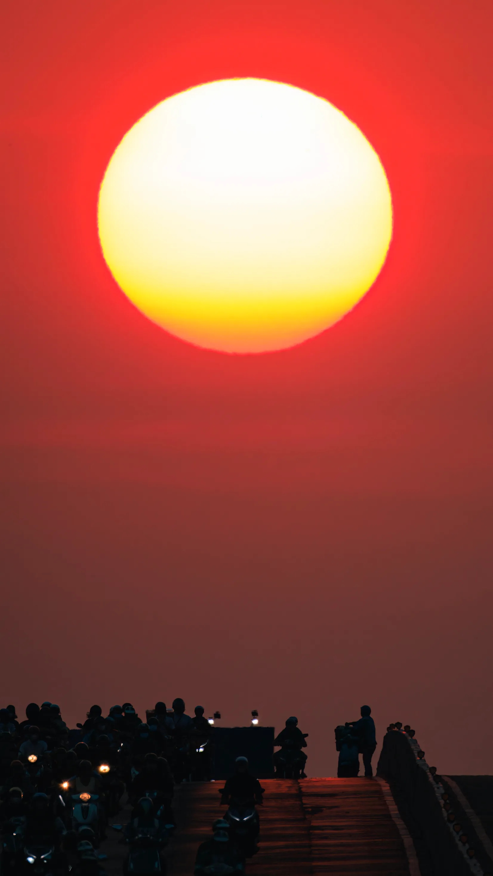 Mặt trời &ldquo;mở fan meeting&rdquo; tại Việt Nam khiến nửa giới nhiếp ảnh S&agrave;i G&ograve;n v&aacute;c t&agrave;i sản trăm triệu ra chầu chực- Ảnh 1.