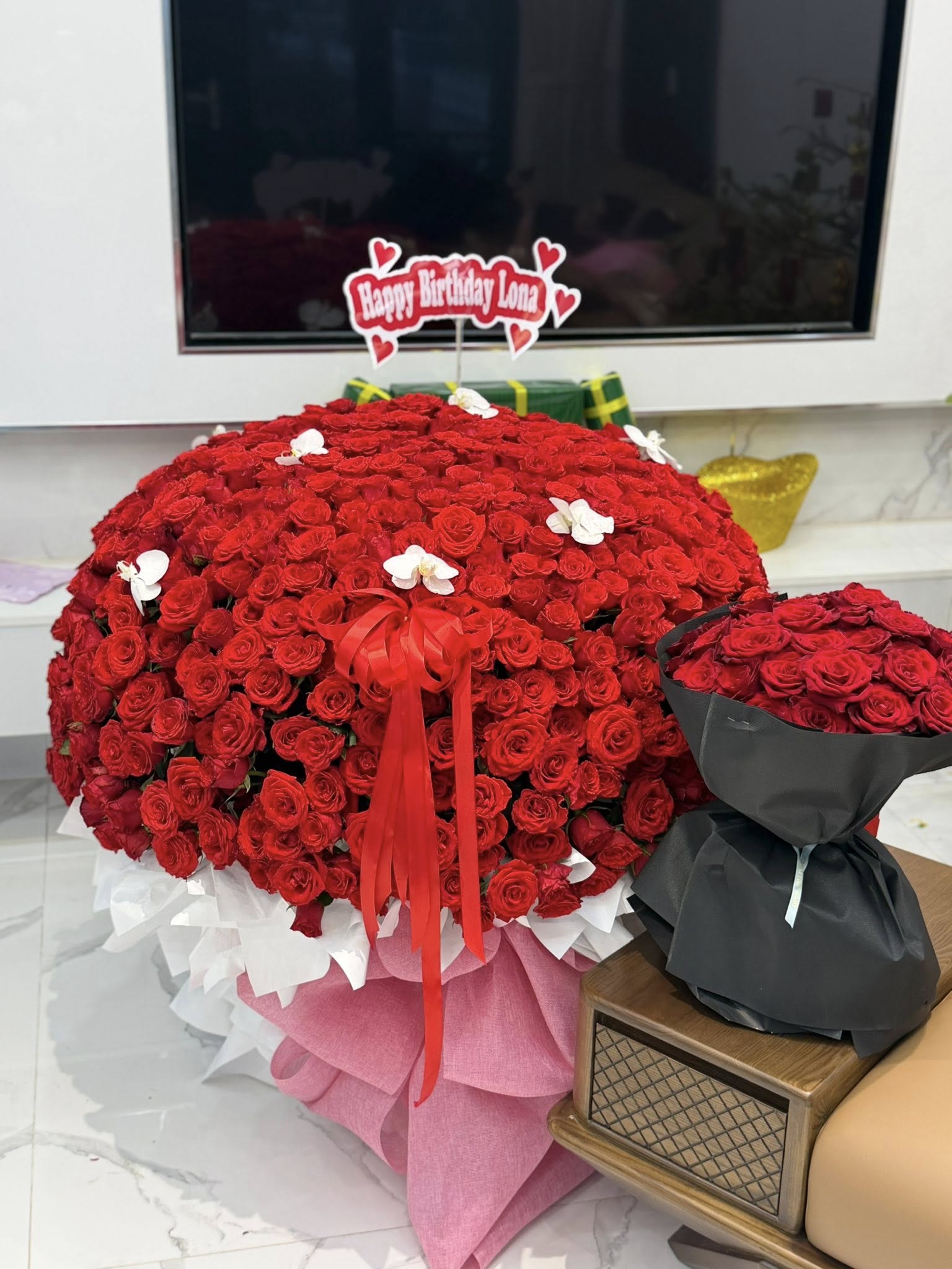 Sinh nhật tuổi 26 của Lona Kiều Loan: Nhận b&oacute; hoa khủng, chi tiết tr&ecirc;n b&aacute;nh kem g&acirc;y b&agrave;n t&aacute;n- Ảnh 3.