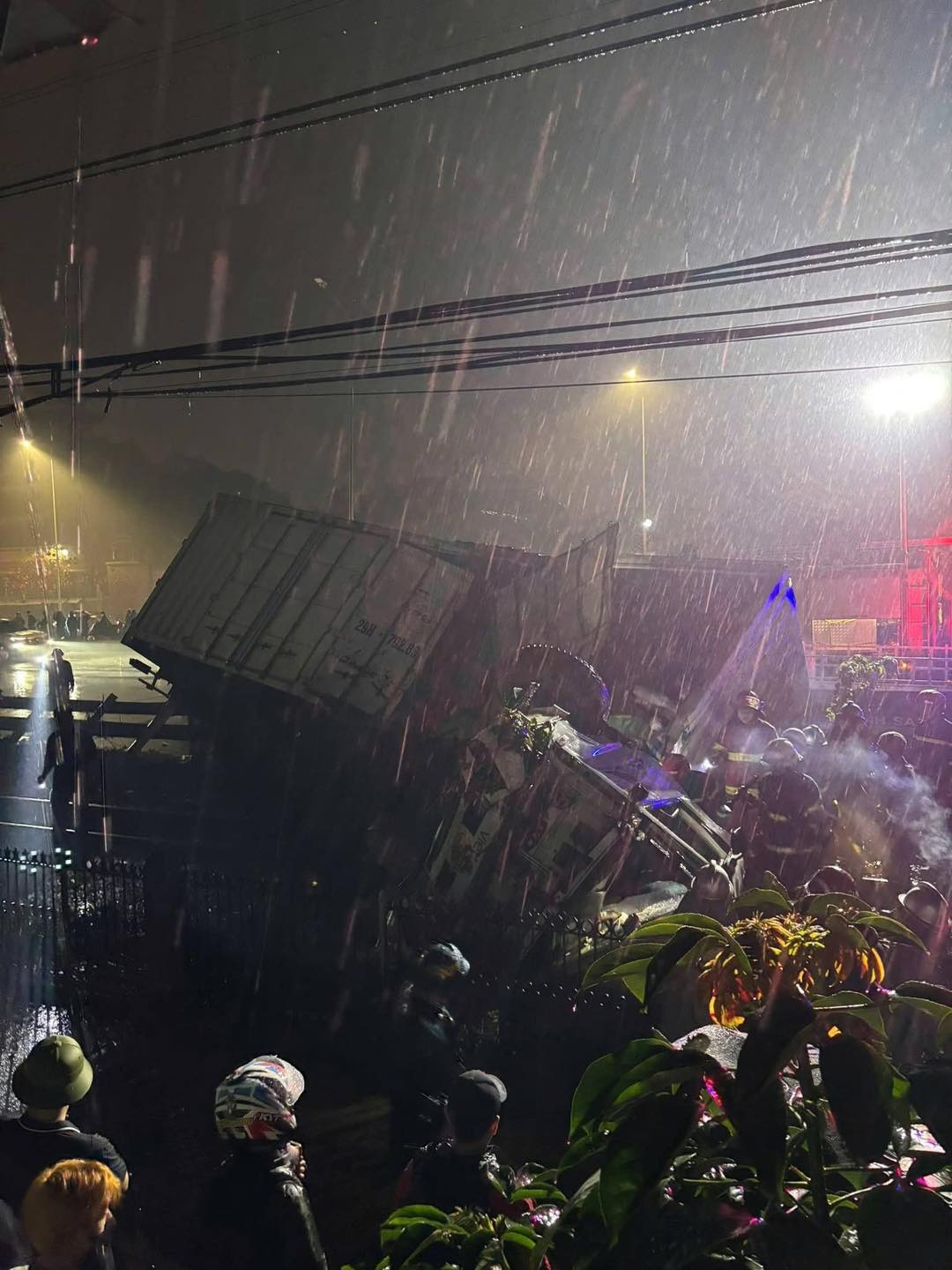 Camera ghi lại khoảnh khắc kinh hoàng trong vụ tai nạn tàu hỏa tối mùng 9 Tết ở Hà Nội- Ảnh 3. Camera ghi lại khoảnh khắc kinh hoàng trong vụ tai nạn tàu hỏa tối mùng 9 Tết ở Hà Nội- Ảnh 3.