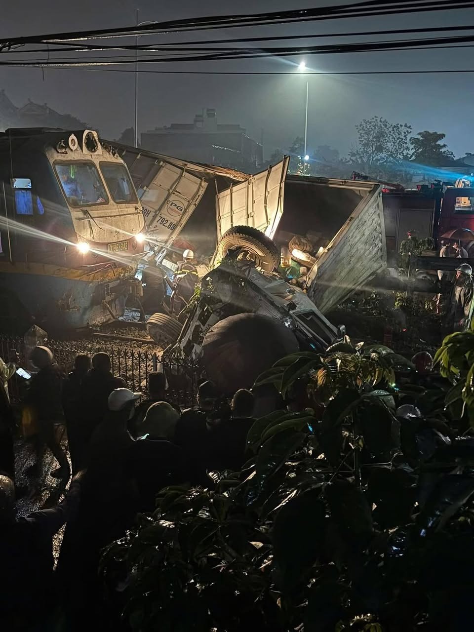 Camera ghi lại khoảnh khắc kinh hoàng trong vụ tai nạn tàu hỏa tối mùng 9 Tết ở Hà Nội- Ảnh 1. Camera ghi lại khoảnh khắc kinh hoàng trong vụ tai nạn tàu hỏa tối mùng 9 Tết ở Hà Nội- Ảnh 1.