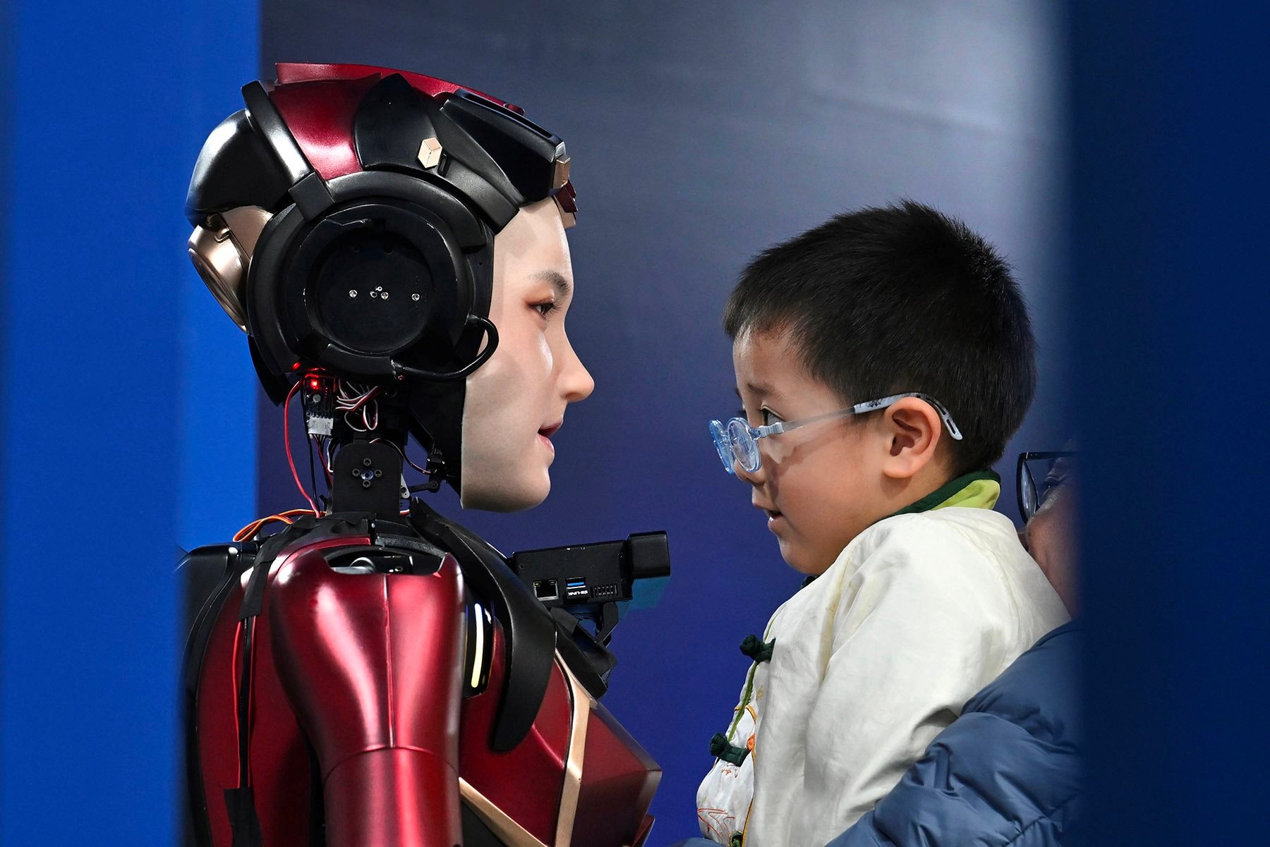 Nếu robot Trung Quốc được gọi bằng chữ "kinh ngạc", Mỹ l&agrave; "ấn tượng" th&igrave; của Nga sẽ gọi bằng từ đặc biệt n&agrave;y- Ảnh 1.