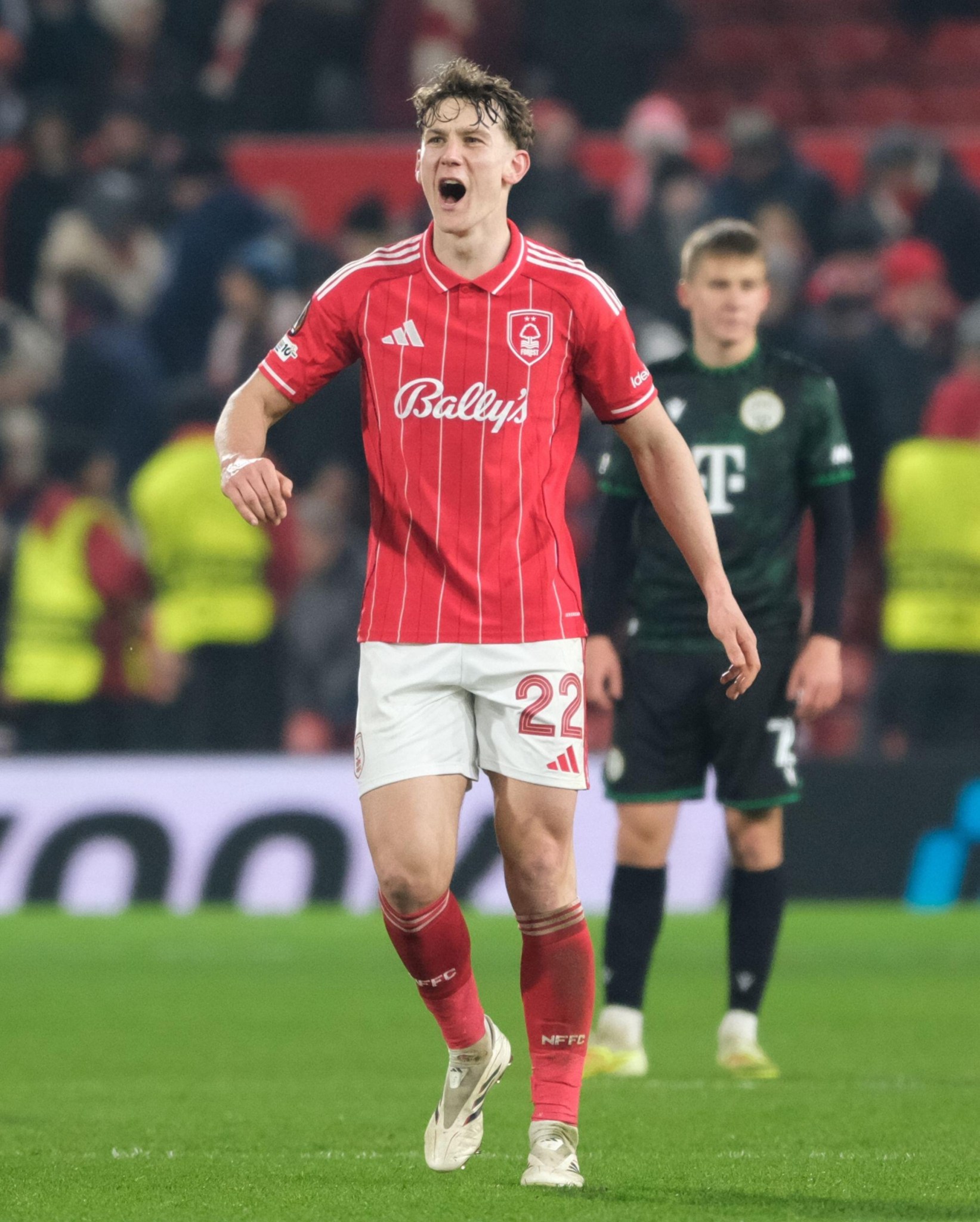 Cầu thủ b&oacute;ng đ&aacute; chi 35 triệu/tuần thu&ecirc; người 