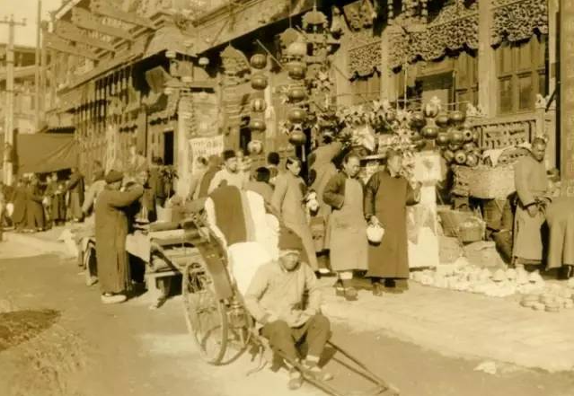 13 bức ảnh hiếm về Tết đầu thời nh&agrave; Thanh: Khung cảnh thật khiến nhiều người nghi ngờ phim truyền h&igrave;nh- Ảnh 2.