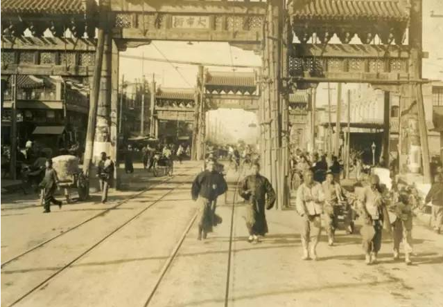 13 bức ảnh hiếm về Tết đầu thời nh&agrave; Thanh: Khung cảnh thật khiến nhiều người nghi ngờ phim truyền h&igrave;nh- Ảnh 3.