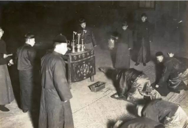 13 bức ảnh hiếm về Tết đầu thời nh&agrave; Thanh: Khung cảnh thật khiến nhiều người nghi ngờ phim truyền h&igrave;nh- Ảnh 7.