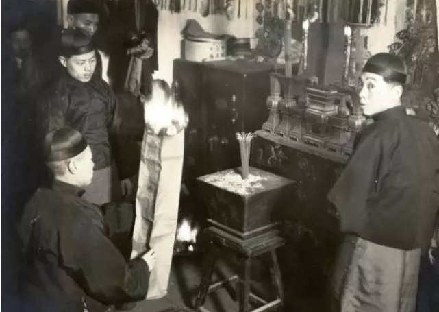 13 bức ảnh hiếm về Tết đầu thời nh&agrave; Thanh: Khung cảnh thật khiến nhiều người nghi ngờ phim truyền h&igrave;nh- Ảnh 8.