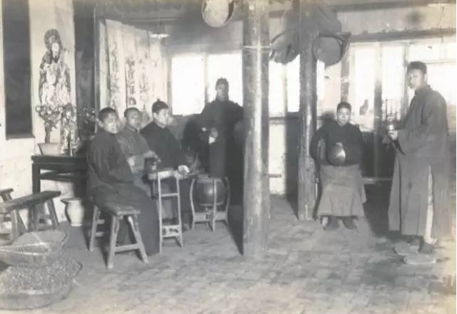 13 bức ảnh hiếm về Tết đầu thời nh&agrave; Thanh: Khung cảnh thật khiến nhiều người nghi ngờ phim truyền h&igrave;nh- Ảnh 9.