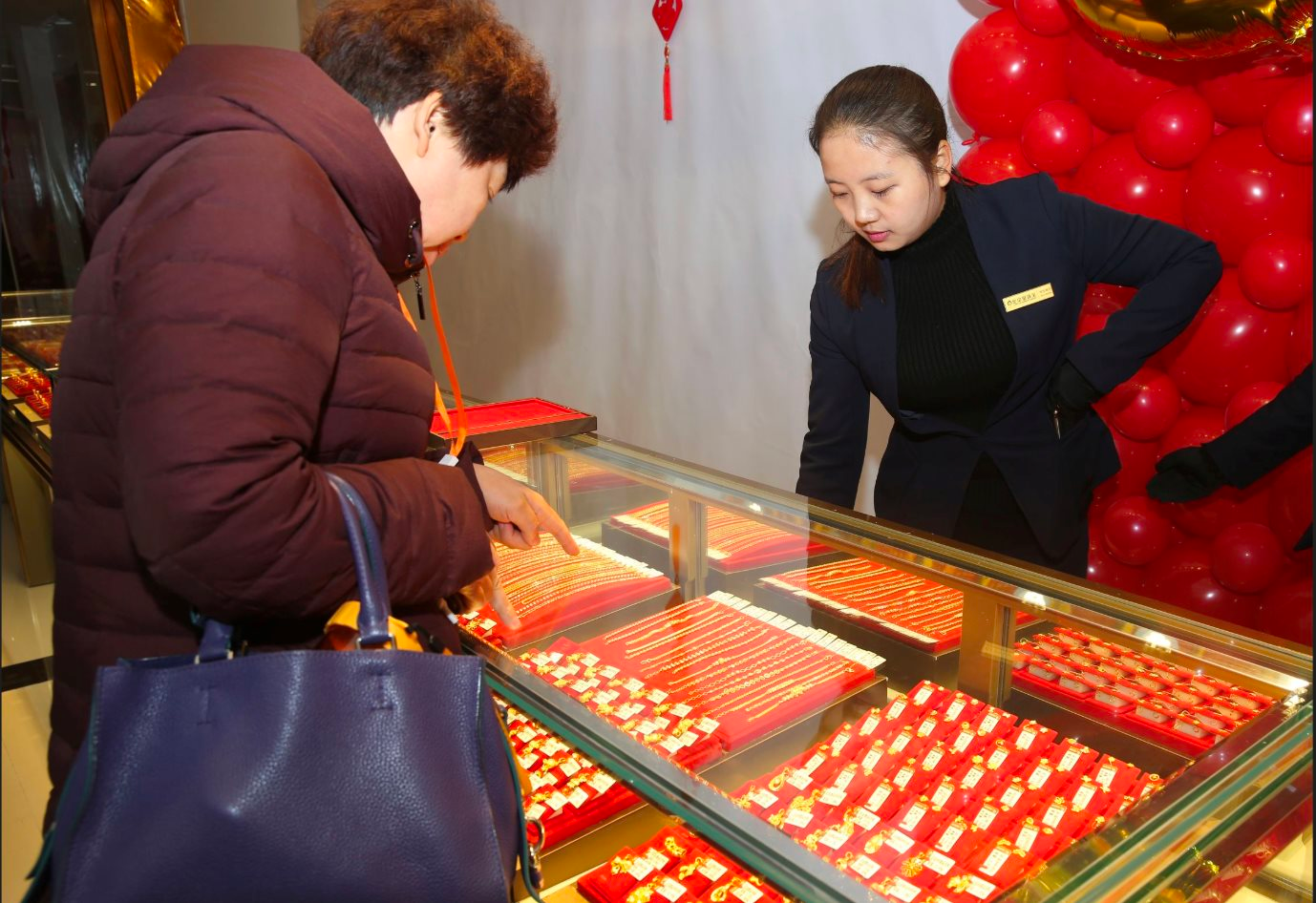 Thấy cụ &ocirc;ng bế ch&aacute;u nhỏ, cầm gần 1 tỷ đồng mua v&agrave;ng kh&ocirc;ng hỏi gi&aacute;, nh&acirc;n vi&ecirc;n tr&igrave; ho&atilde;n giao dịch: Cảnh s&aacute;t lập tức c&oacute; mặt điều tra- Ảnh 1.