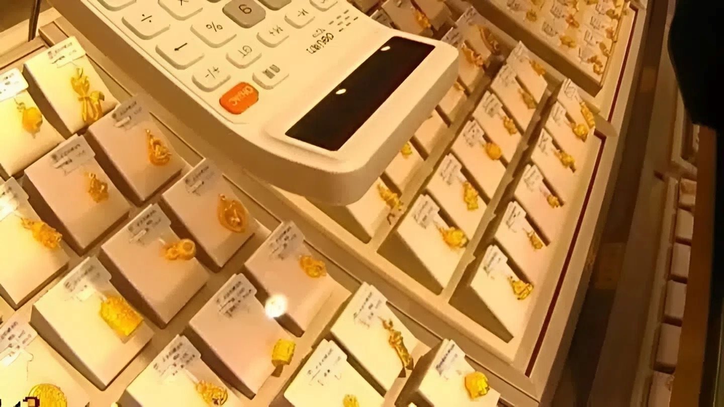 Thấy cụ &ocirc;ng bế ch&aacute;u nhỏ, cầm gần 1 tỷ đồng mua v&agrave;ng kh&ocirc;ng hỏi gi&aacute;, nh&acirc;n vi&ecirc;n tr&igrave; ho&atilde;n giao dịch: Cảnh s&aacute;t lập tức c&oacute; mặt điều tra- Ảnh 3.