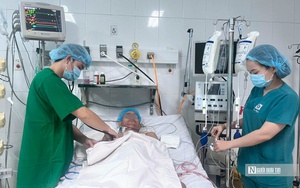 Thấy vật lạ nhấp nh&aacute;y b&ecirc;n đường, b&eacute; trai 9 tuổi cầm l&ecirc;n v&agrave; c&aacute;i kết &aacute;m ảnh- Ảnh 4.