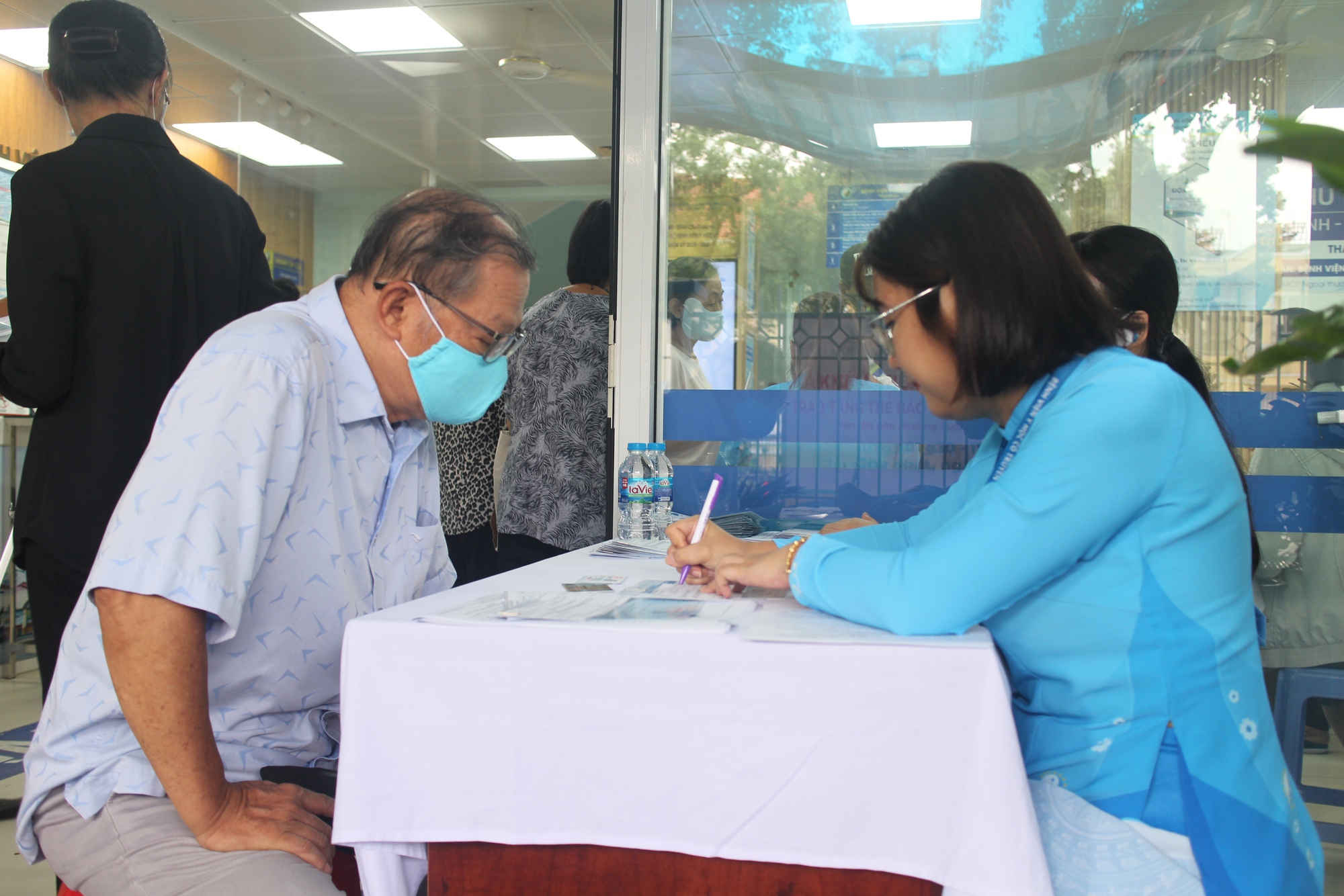 Áp dụng thẻ BHYT điện tử, thẻ giấy còn sử dụng được không?- Ảnh 2. Áp dụng thẻ BHYT điện tử, thẻ giấy còn sử dụng được không?- Ảnh 2.