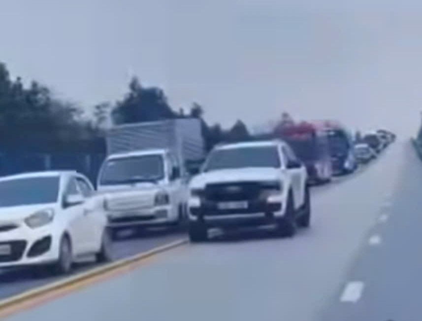 Bất ngờ danh tính tài xế bán tải đi vào làn ngược chiều, liên tục nháy đèn pha trên cao tốc- Ảnh 1. Bất ngờ danh tính tài xế bán tải đi vào làn ngược chiều, liên tục nháy đèn pha trên cao tốc- Ảnh 1.