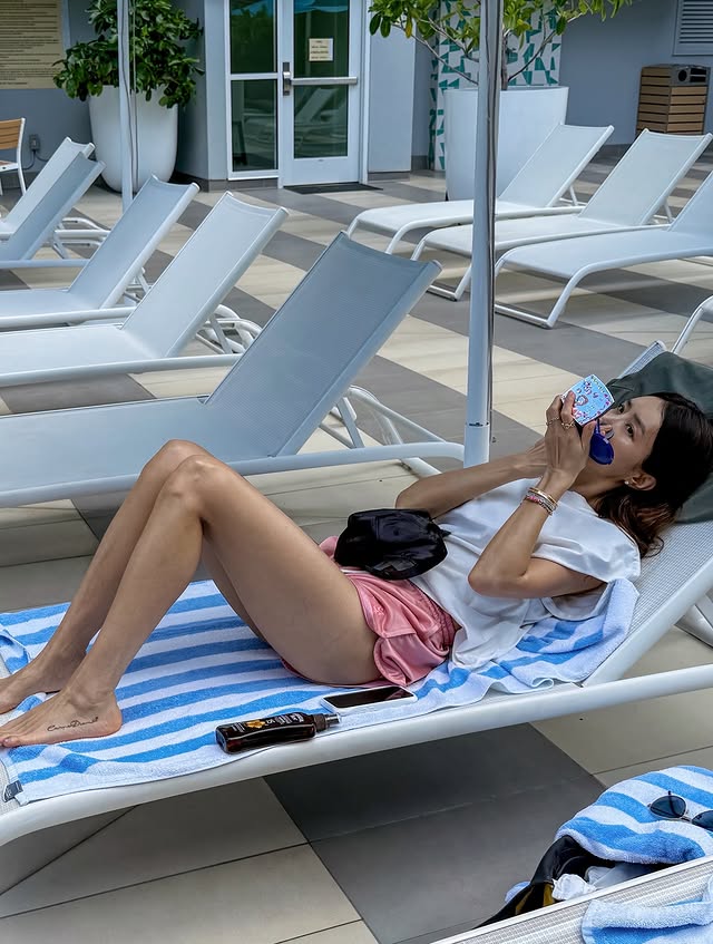 Mỹ nh&acirc;n Tiệm C&agrave; Ph&ecirc; Ho&agrave;ng Tử diện bikini n&oacute;ng &ldquo;bỏng mắt&rdquo;, biết tuổi t&aacute;c thật m&agrave; cho&aacute;ng!- Ảnh 4.