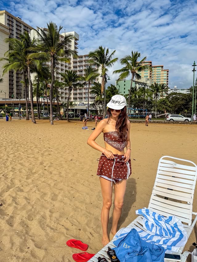 Mỹ nh&acirc;n Tiệm C&agrave; Ph&ecirc; Ho&agrave;ng Tử diện bikini n&oacute;ng &ldquo;bỏng mắt&rdquo;, biết tuổi t&aacute;c thật m&agrave; cho&aacute;ng!- Ảnh 3.