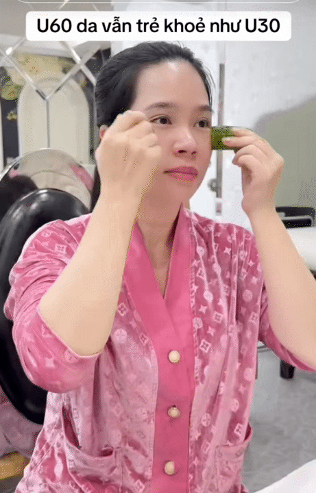 Mẹ v&agrave; con g&aacute;i lăn 2 loại quả đ&ocirc;ng đ&aacute; l&ecirc;n mặt, gi&uacute;p trắng da v&agrave; se kh&iacute;t lỗ ch&acirc;n l&ocirc;ng- Ảnh 7.