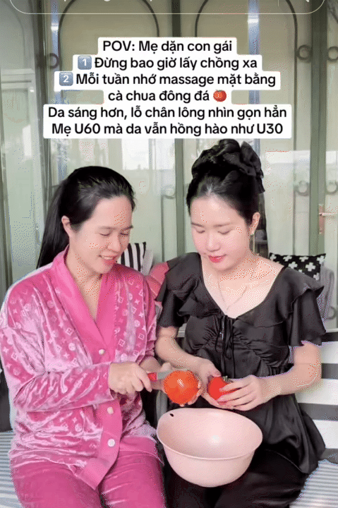 Mẹ v&agrave; con g&aacute;i lăn 2 loại quả đ&ocirc;ng đ&aacute; l&ecirc;n mặt, gi&uacute;p trắng da v&agrave; se kh&iacute;t lỗ ch&acirc;n l&ocirc;ng- Ảnh 1.