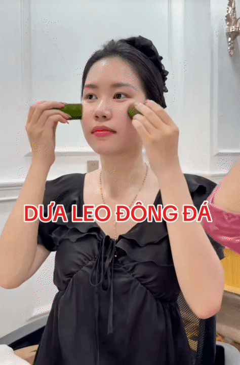 Mẹ v&agrave; con g&aacute;i lăn 2 loại quả đ&ocirc;ng đ&aacute; l&ecirc;n mặt, gi&uacute;p trắng da v&agrave; se kh&iacute;t lỗ ch&acirc;n l&ocirc;ng- Ảnh 6.