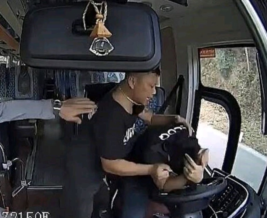 X&ocirc;ng l&ecirc;n xe đ&aacute;nh tới tấp t&agrave;i xế v&igrave; cho rằng đậu xe trước cổng nh&agrave; ng&agrave;y Tết- Ảnh 2.