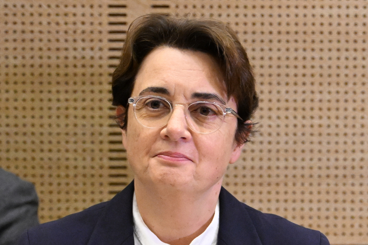 Trộm đột nhập lấy 102 triệu USD trang sức, Gi&aacute;m đốc bảo t&agrave;ng Louvre từ chức- Ảnh 1.