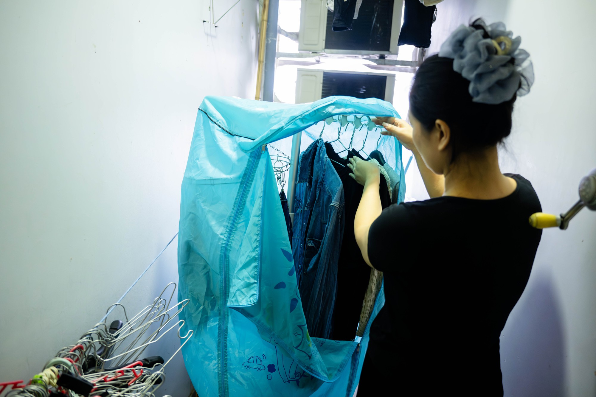 Nỗi &aacute;m ảnh "nồm ẩm" quay lại, người d&acirc;n H&agrave; Nội "kh&oacute;c r&ograve;ng": Nh&agrave; cửa "đổ mồ h&ocirc;i", quần &aacute;o phơi 3 ng&agrave;y kh&ocirc;ng kh&ocirc;, s&agrave;n trơn như bẫy trượt- Ảnh 8.