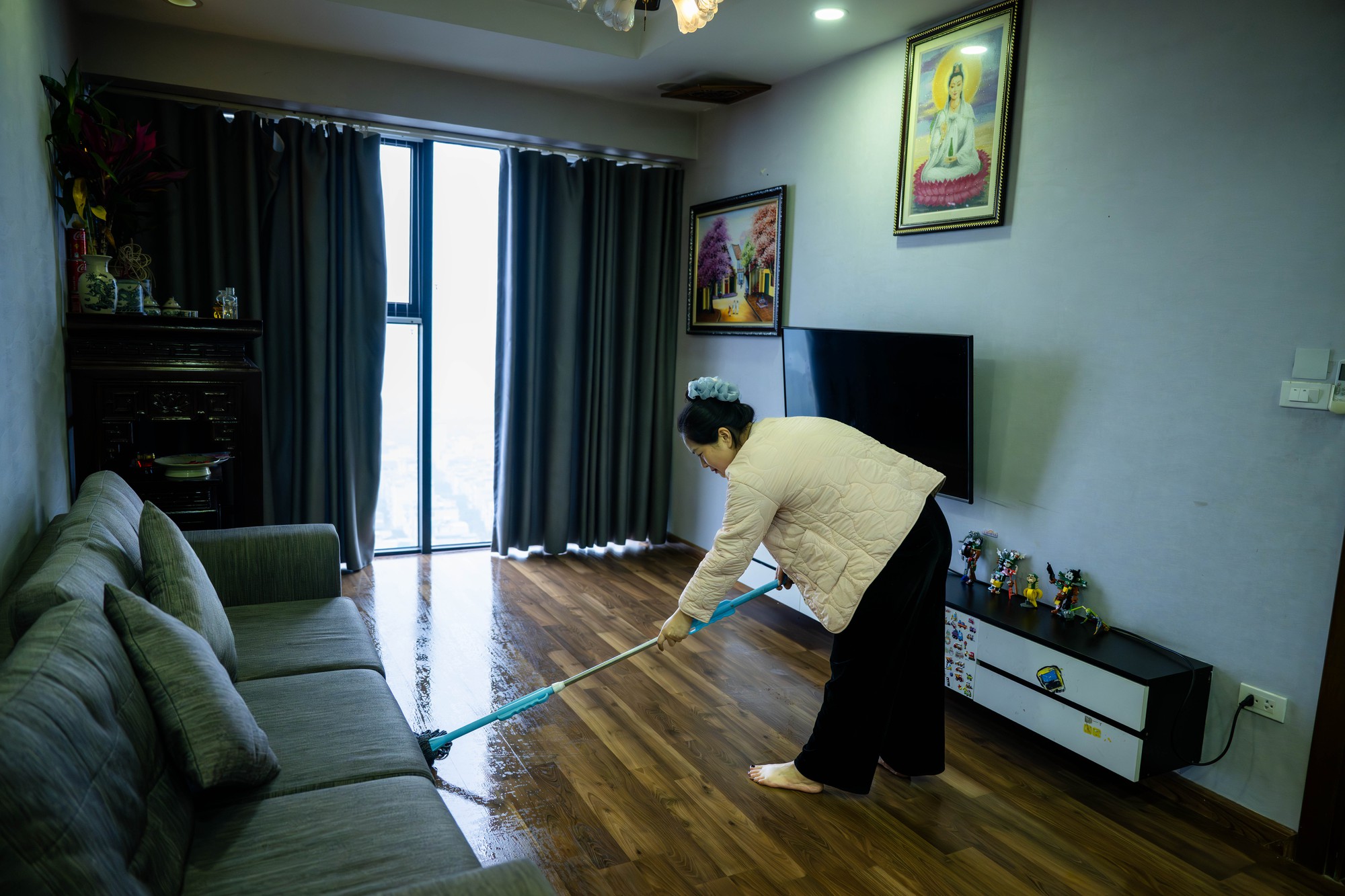 Nỗi &aacute;m ảnh "nồm ẩm" quay lại, người d&acirc;n H&agrave; Nội "kh&oacute;c r&ograve;ng": Nh&agrave; cửa "đổ mồ h&ocirc;i", quần &aacute;o phơi 3 ng&agrave;y kh&ocirc;ng kh&ocirc;, s&agrave;n trơn như bẫy trượt- Ảnh 2.