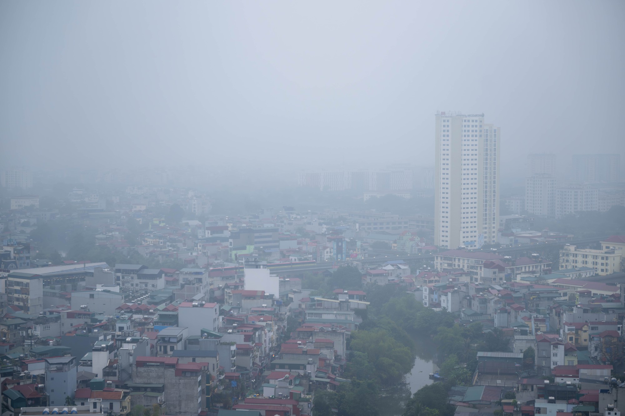 Nỗi &aacute;m ảnh "nồm ẩm" quay lại, người d&acirc;n H&agrave; Nội "kh&oacute;c r&ograve;ng": Nh&agrave; cửa "đổ mồ h&ocirc;i", quần &aacute;o phơi 3 ng&agrave;y kh&ocirc;ng kh&ocirc;, s&agrave;n trơn như bẫy trượt- Ảnh 1.