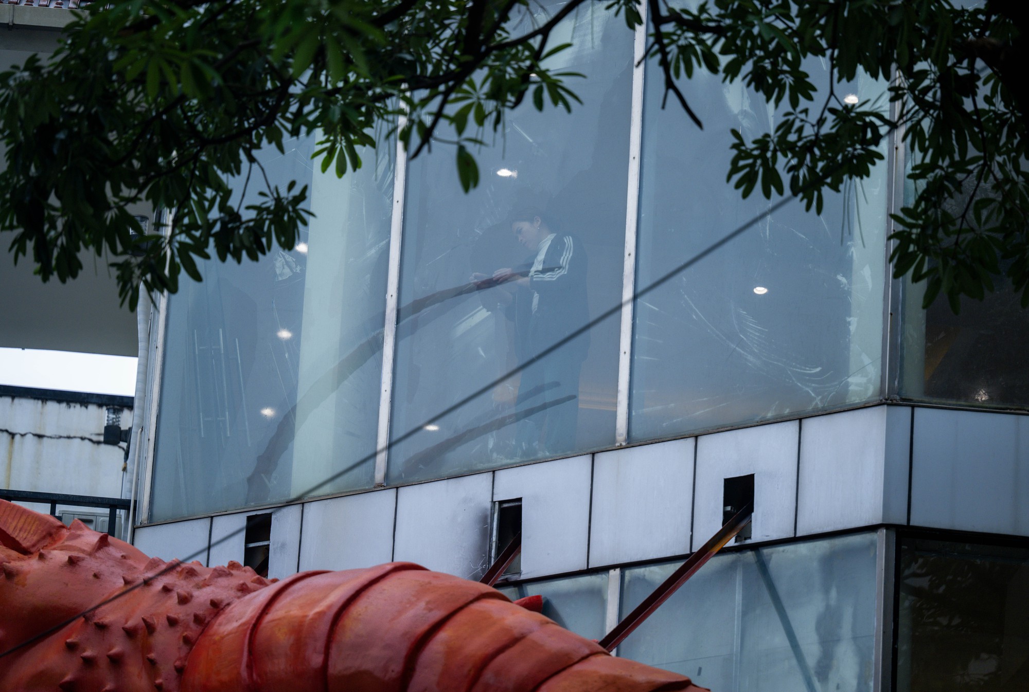 Nỗi &aacute;m ảnh "nồm ẩm" quay lại, người d&acirc;n H&agrave; Nội "kh&oacute;c r&ograve;ng": Nh&agrave; cửa "đổ mồ h&ocirc;i", quần &aacute;o phơi 3 ng&agrave;y kh&ocirc;ng kh&ocirc;, s&agrave;n trơn như bẫy trượt- Ảnh 3.