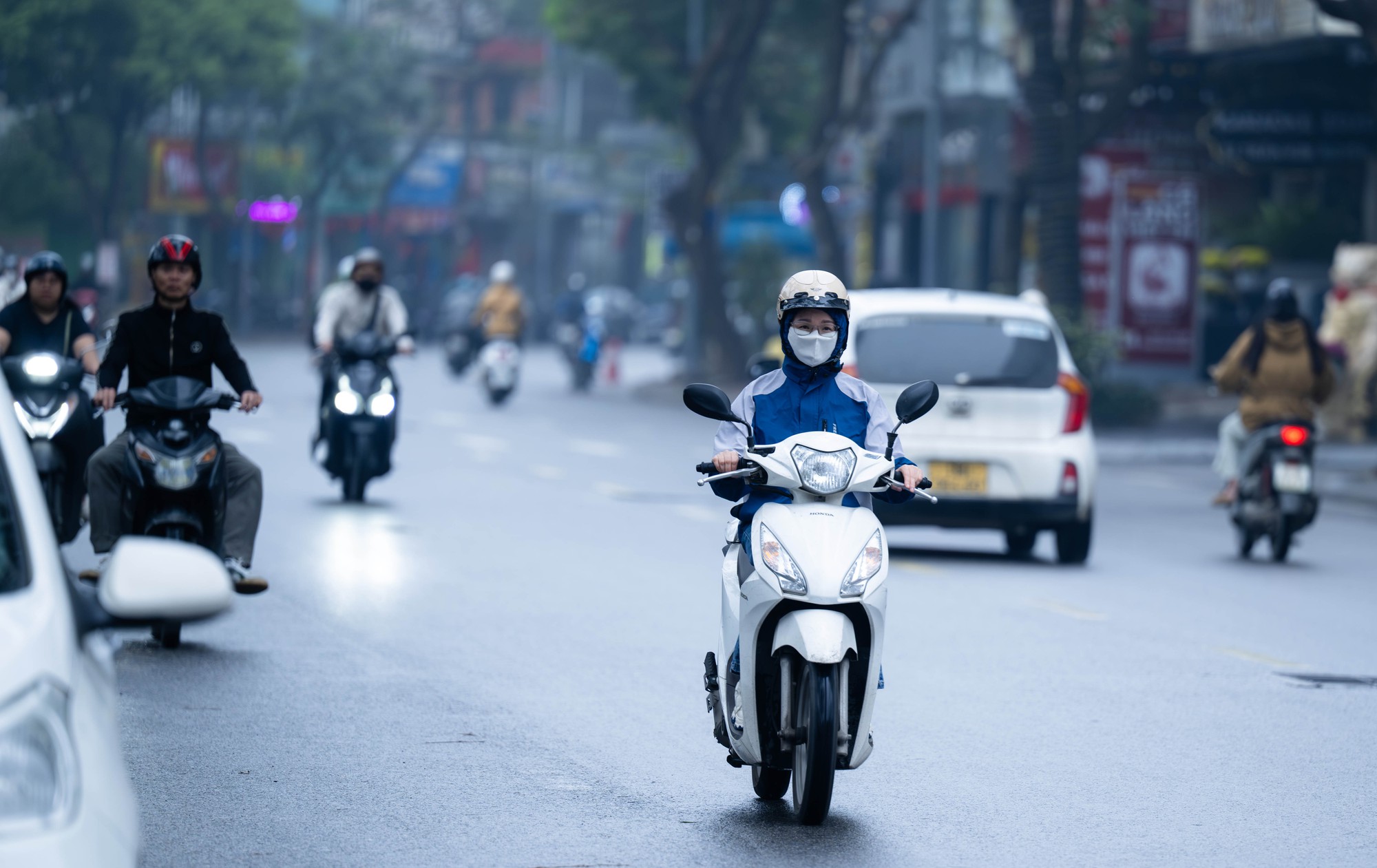 Nỗi &aacute;m ảnh "nồm ẩm" quay lại, người d&acirc;n H&agrave; Nội "kh&oacute;c r&ograve;ng": Nh&agrave; cửa "đổ mồ h&ocirc;i", quần &aacute;o phơi 3 ng&agrave;y kh&ocirc;ng kh&ocirc;, s&agrave;n trơn như bẫy trượt- Ảnh 9.