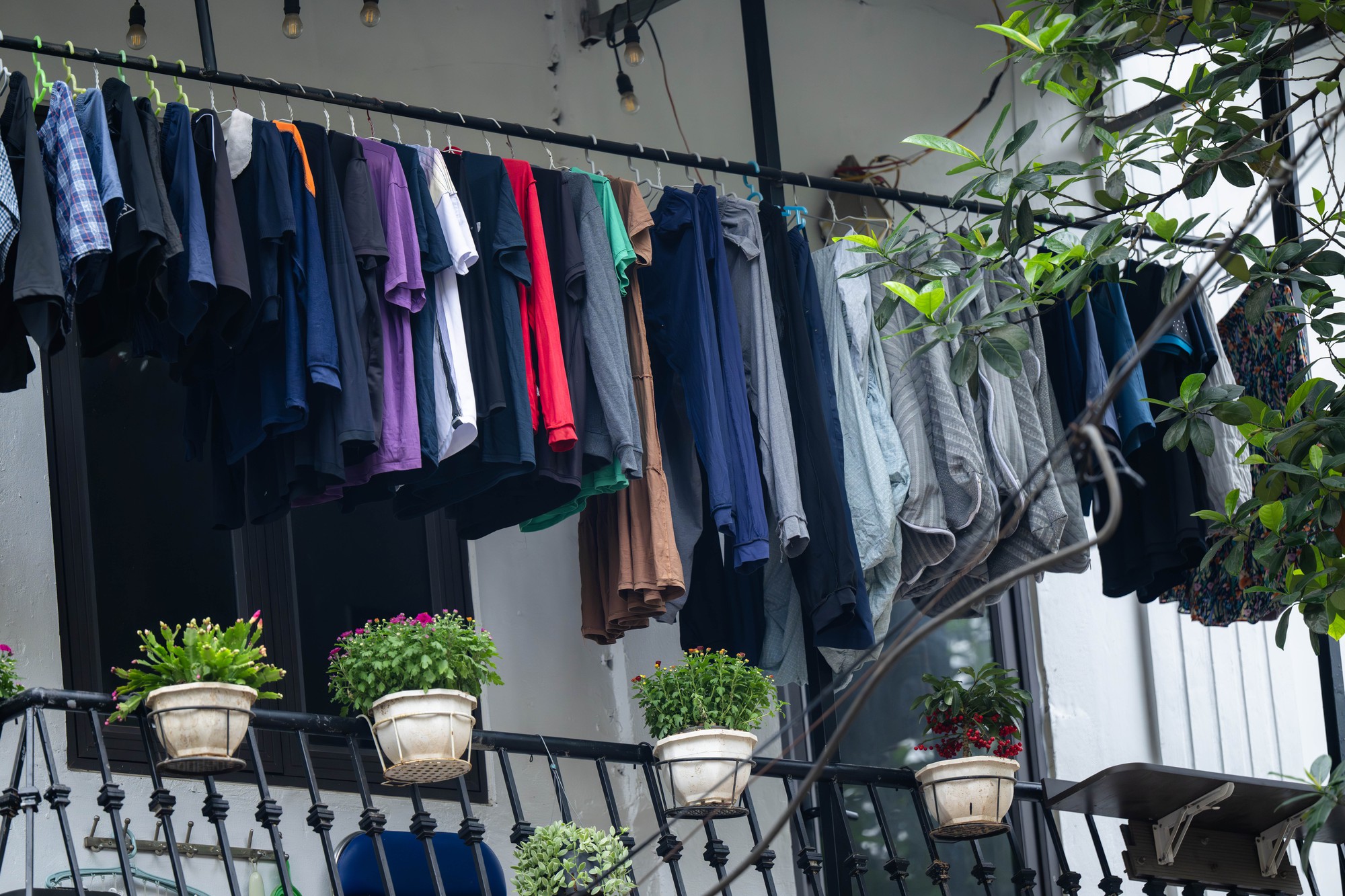 Nỗi &aacute;m ảnh "nồm ẩm" quay lại, người d&acirc;n H&agrave; Nội "kh&oacute;c r&ograve;ng": Nh&agrave; cửa "đổ mồ h&ocirc;i", quần &aacute;o phơi 3 ng&agrave;y kh&ocirc;ng kh&ocirc;, s&agrave;n trơn như bẫy trượt- Ảnh 4.