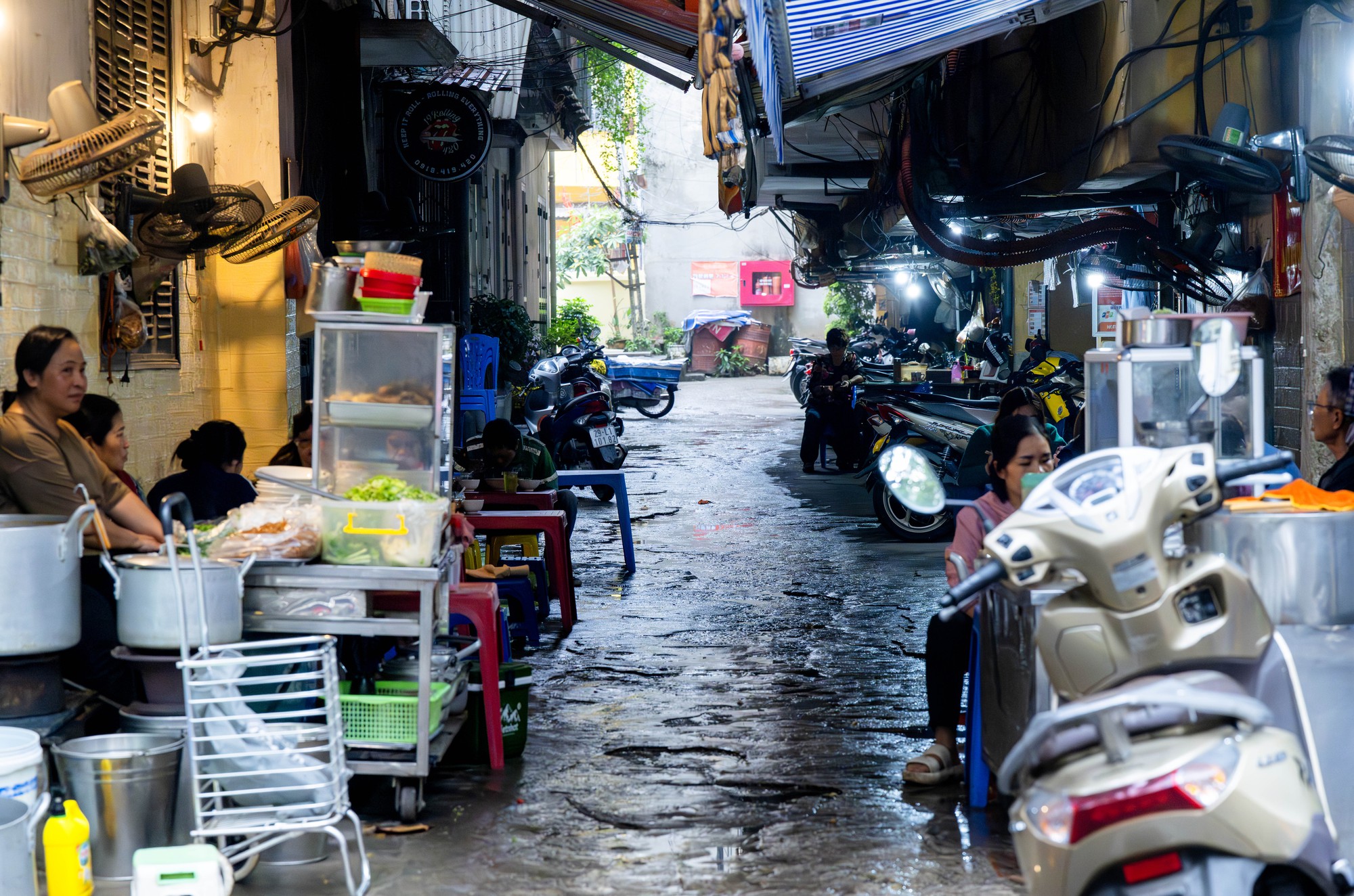 Nỗi &aacute;m ảnh "nồm ẩm" quay lại, người d&acirc;n H&agrave; Nội "kh&oacute;c r&ograve;ng": Nh&agrave; cửa "đổ mồ h&ocirc;i", quần &aacute;o phơi 3 ng&agrave;y kh&ocirc;ng kh&ocirc;, s&agrave;n trơn như bẫy trượt- Ảnh 11.