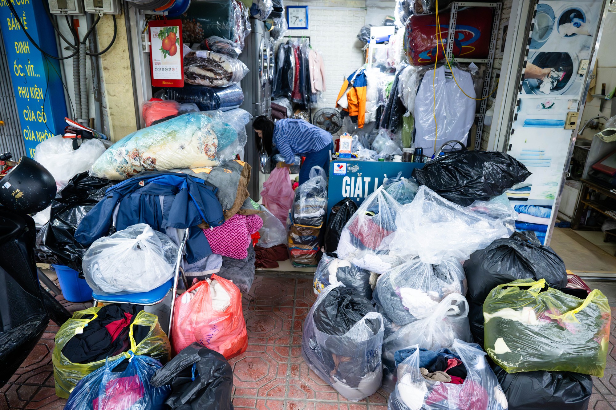 Nỗi &aacute;m ảnh "nồm ẩm" quay lại, người d&acirc;n H&agrave; Nội "kh&oacute;c r&ograve;ng": Nh&agrave; cửa "đổ mồ h&ocirc;i", quần &aacute;o phơi 3 ng&agrave;y kh&ocirc;ng kh&ocirc;, s&agrave;n trơn như bẫy trượt- Ảnh 7.