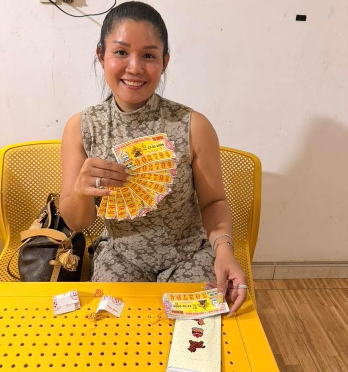 Xổ số miền Nam: Người phụ nữ g&acirc;y &ldquo;sốt&rdquo; khi đổi 46 v&eacute; tr&uacute;ng độc đắc trong 3 ng&agrave;y- Ảnh 1.