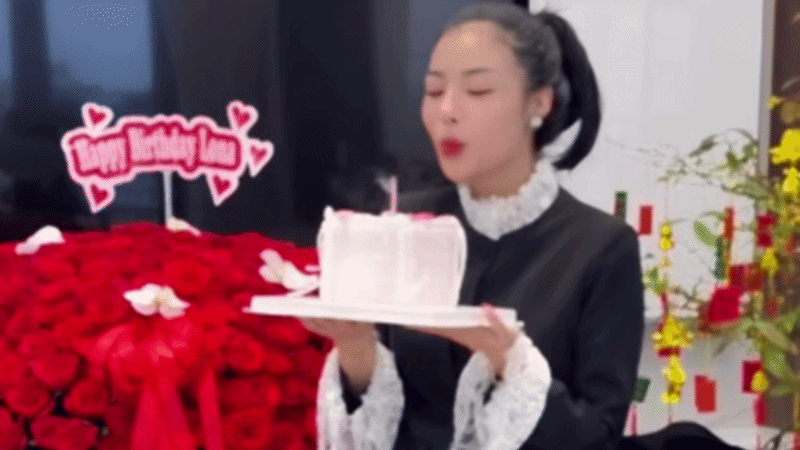 Sinh nhật tuổi 26 của Lona Kiều Loan: Nhận b&oacute; hoa khủng, chi tiết tr&ecirc;n b&aacute;nh kem g&acirc;y b&agrave;n t&aacute;n- Ảnh 1.