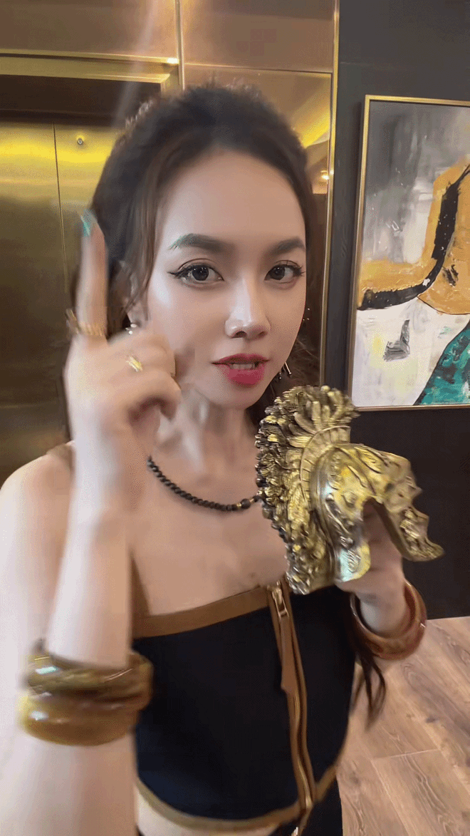 Vợ đạo diễn trăm tỷ khoe visual 20 năm kh&ocirc;ng gi&agrave; nhưng v&ograve;ng eo mỏng d&iacute;nh mới l&agrave; t&acirc;m điểm- Ảnh 3.