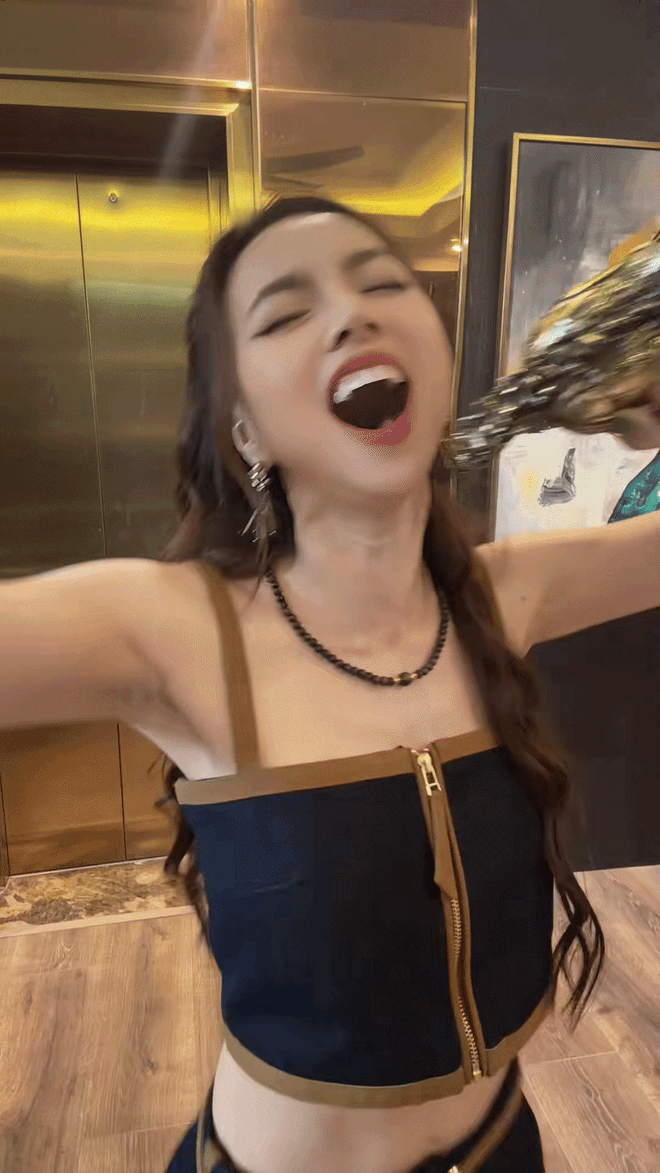 Vợ đạo diễn trăm tỷ khoe visual 20 năm kh&ocirc;ng gi&agrave; nhưng v&ograve;ng eo mỏng d&iacute;nh mới l&agrave; t&acirc;m điểm- Ảnh 1.