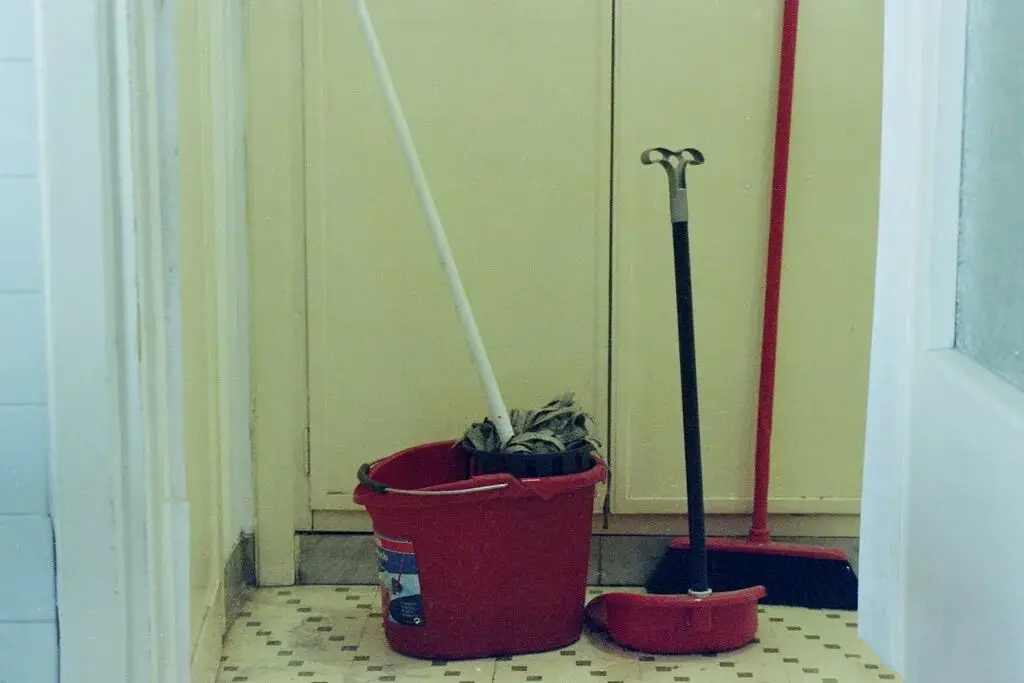 Nh&agrave; c&oacute; sạch đến mấy cũng đừng dại đặt chổi ở 3 g&oacute;c n&agrave;y: Kh&ocirc;ng phải m&ecirc; t&iacute;n m&agrave; l&agrave; nguy&ecirc;n tắc giữ lửa nếp nh&agrave; cực khoa học!- Ảnh 2.