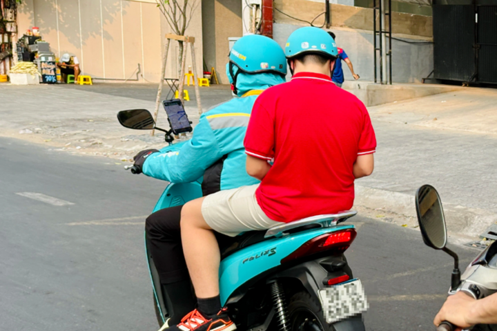 Gắn điện thoại xem Google Maps khi l&aacute;i xe c&oacute; bị phạt?- Ảnh 1.