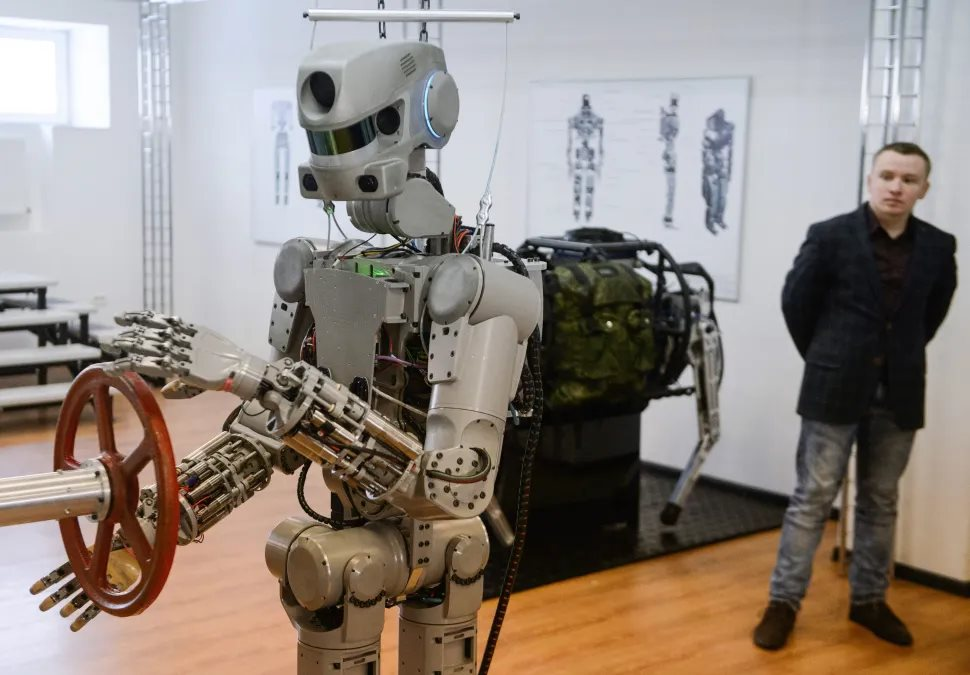 Nếu robot Trung Quốc được gọi bằng chữ "kinh ngạc", Mỹ l&agrave; "ấn tượng" th&igrave; của Nga sẽ gọi bằng từ đặc biệt n&agrave;y- Ảnh 2.