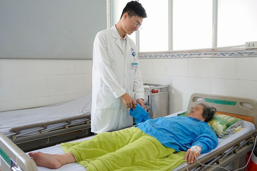 T&uacute;i thừa đại tr&agrave;ng 'ph&aacute;t nổ', b&aacute;c sĩ cảnh b&aacute;o biến chứng chết người- Ảnh 2.