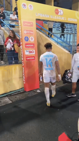 Xuân Son tức giận ném chai nước- Ảnh 1. Xuân Son tức giận ném chai nước- Ảnh 1.