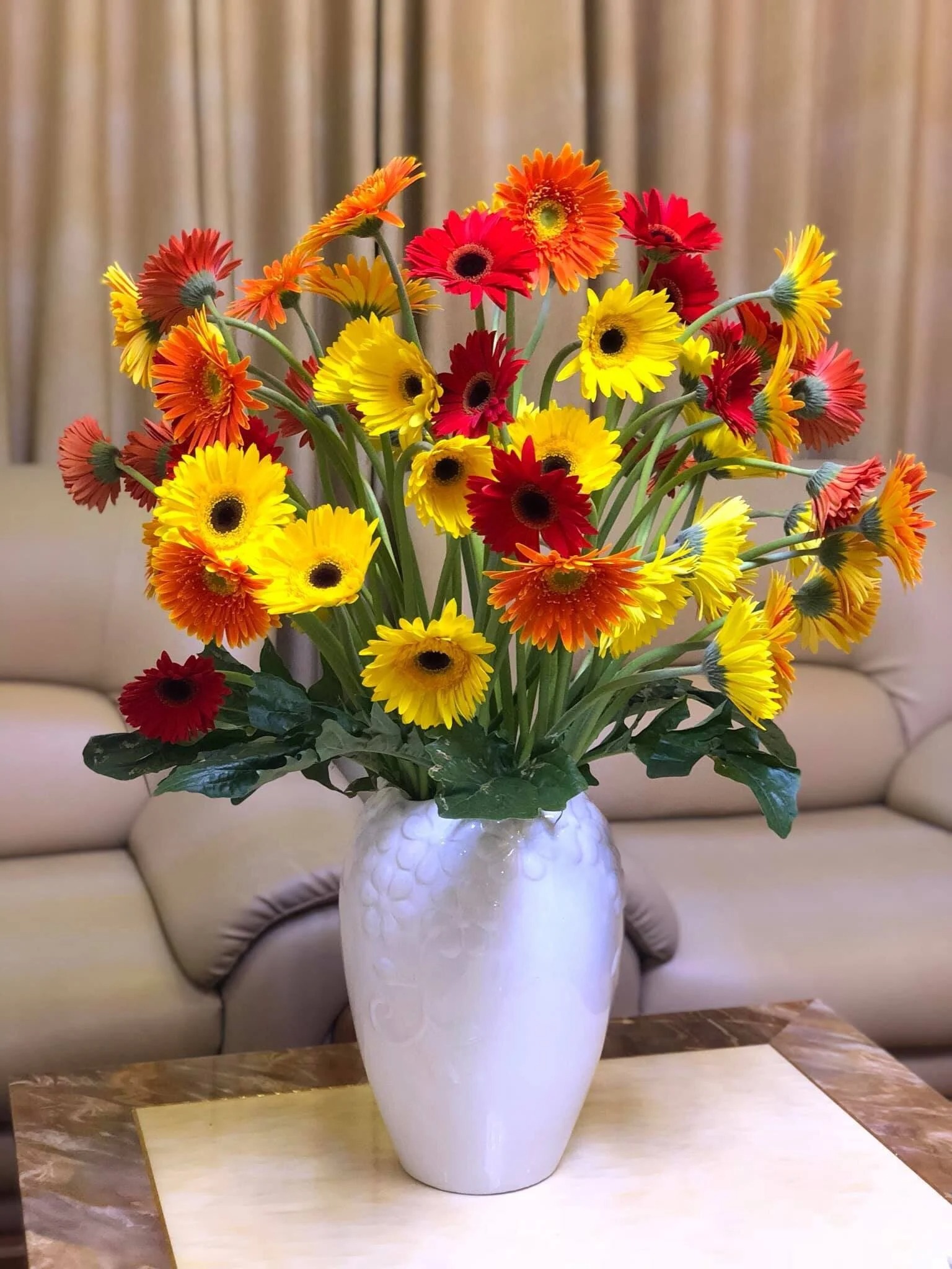 B&agrave;n thờ Thần T&agrave;i: 4 loại hoa N&Ecirc;N c&uacute;ng, 3 loại phải N&Eacute; xa- Ảnh 1.