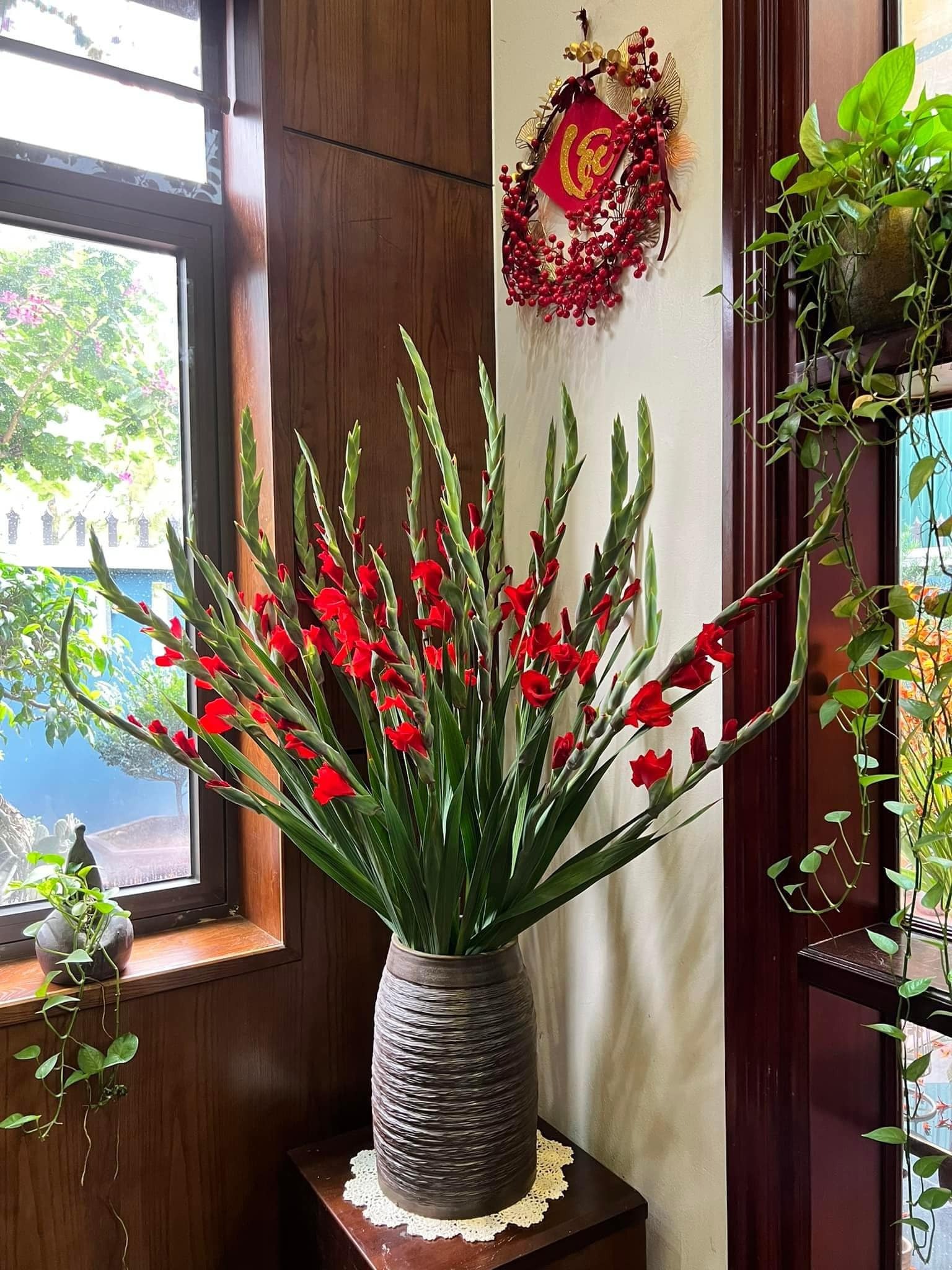 B&agrave;n thờ Thần T&agrave;i: 4 loại hoa N&Ecirc;N c&uacute;ng, 3 loại phải N&Eacute; xa- Ảnh 3.