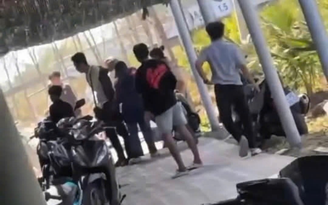 B&eacute; g&aacute;i 11 tuổi bị thương nặng do 2 nh&oacute;m kh&aacute;ch ẩu đả nhau tại qu&aacute;n- Ảnh 1.