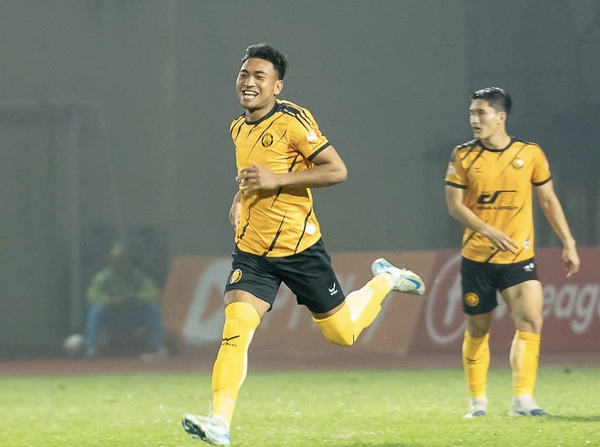 Hy hữu tại V.League: V&igrave; sao thủ m&ocirc;n CLB Thanh Ho&aacute; phải l&ecirc;n đ&aacute; tiền đạo?- Ảnh 1.