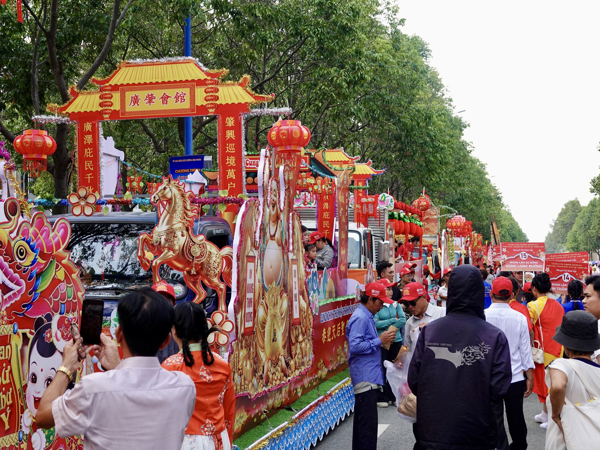 "Ti&ecirc;n đồng Ngọc nữ" xuất hiện giữa phố chiều m&ugrave;ng 9: Điều g&igrave; khiến h&agrave;ng ngh&igrave;n người đứng k&iacute;n đường ở B&igrave;nh Dương?- Ảnh 16.
