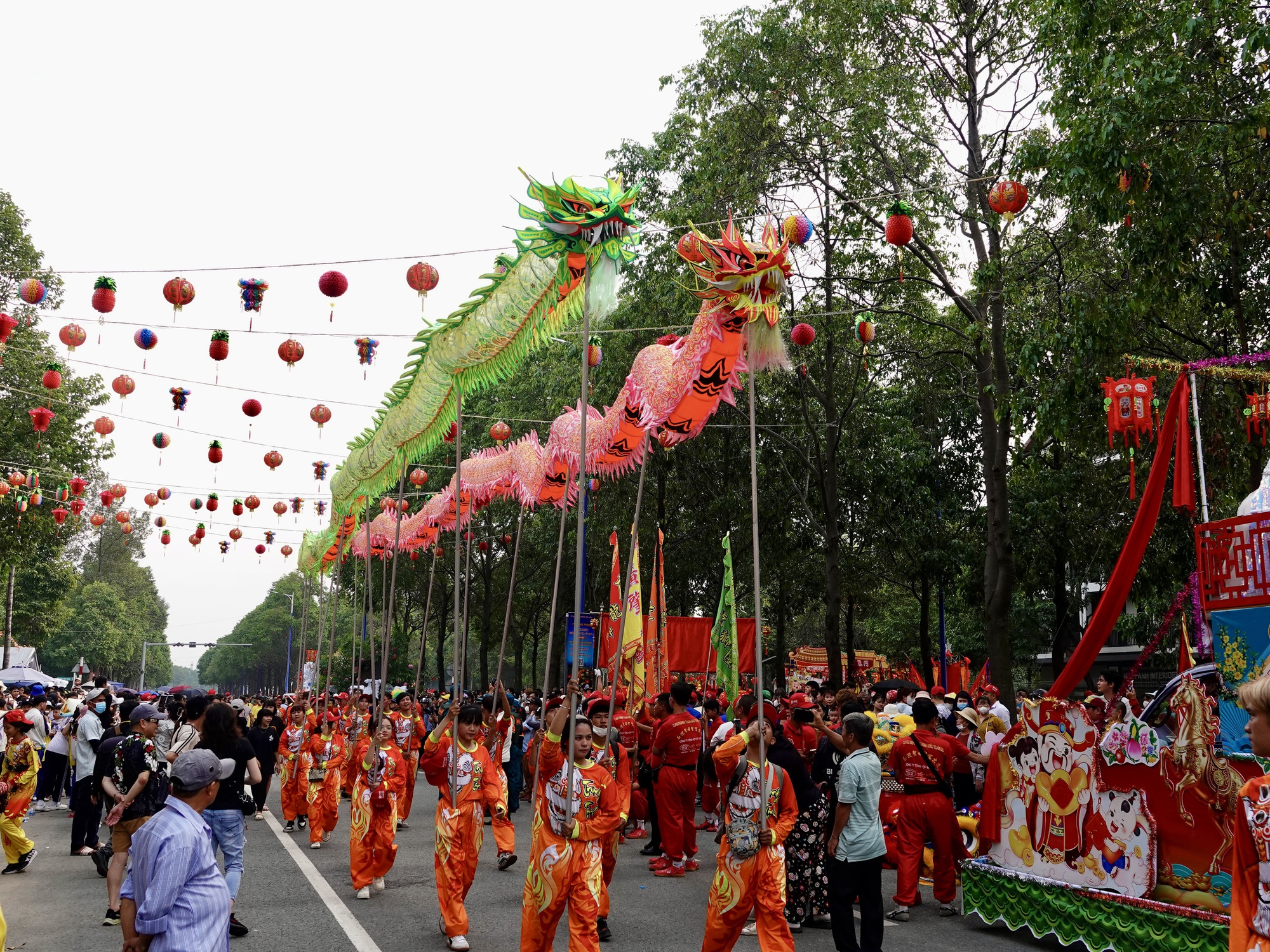 "Ti&ecirc;n đồng Ngọc nữ" xuất hiện giữa phố chiều m&ugrave;ng 9: Điều g&igrave; khiến h&agrave;ng ngh&igrave;n người đứng k&iacute;n đường ở B&igrave;nh Dương?- Ảnh 6.
