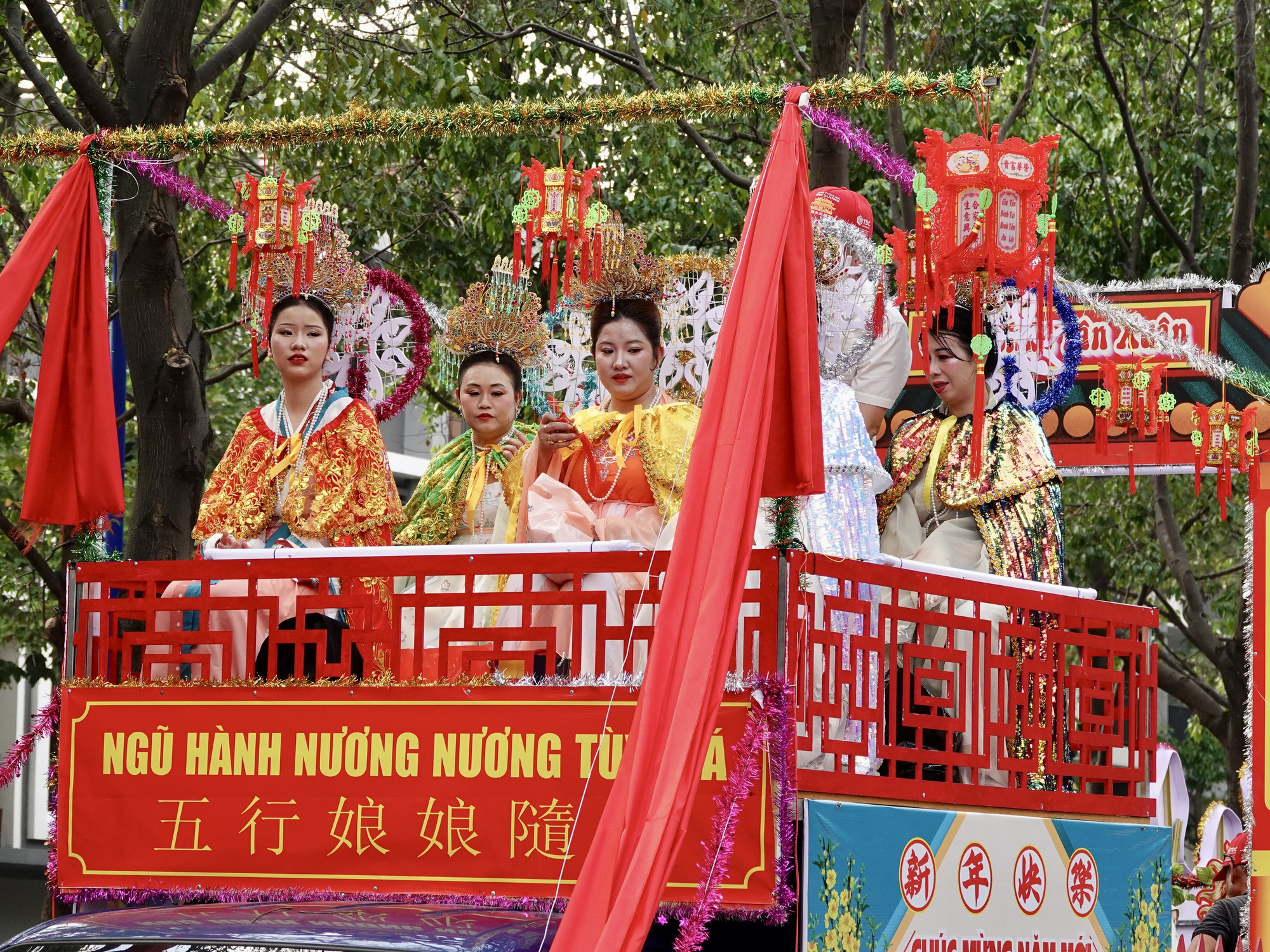 "Ti&ecirc;n đồng Ngọc nữ" xuất hiện giữa phố chiều m&ugrave;ng 9: Điều g&igrave; khiến h&agrave;ng ngh&igrave;n người đứng k&iacute;n đường ở B&igrave;nh Dương?- Ảnh 13.