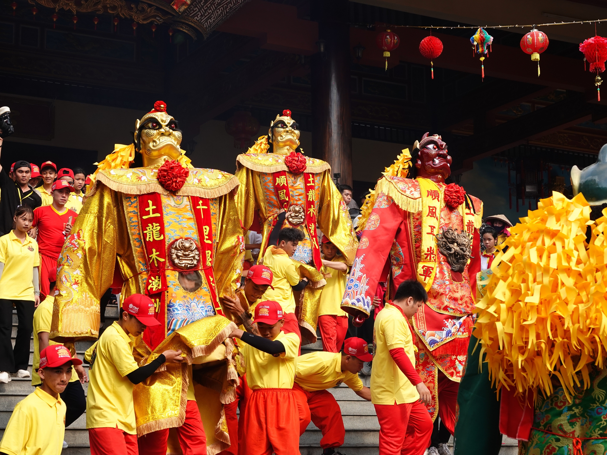 "Ti&ecirc;n đồng Ngọc nữ" xuất hiện giữa phố chiều m&ugrave;ng 9: Điều g&igrave; khiến h&agrave;ng ngh&igrave;n người đứng k&iacute;n đường ở B&igrave;nh Dương?- Ảnh 8.